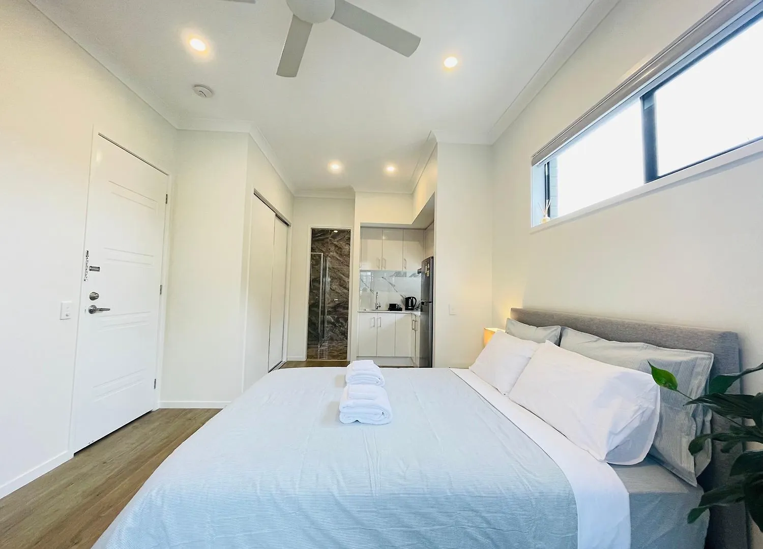 Independent Room With Onsuite And Small Kitchen Brisbane