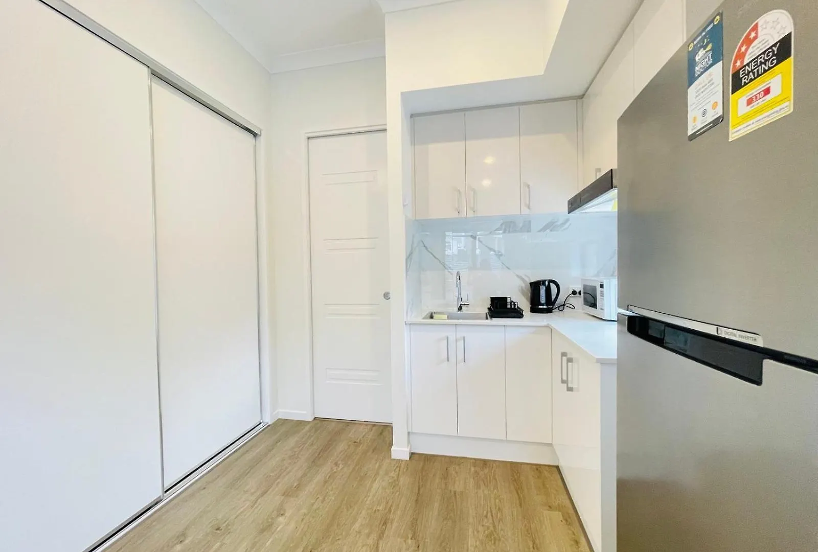 Guest house Independent Room With Onsuite And Small Kitchen Brisbane