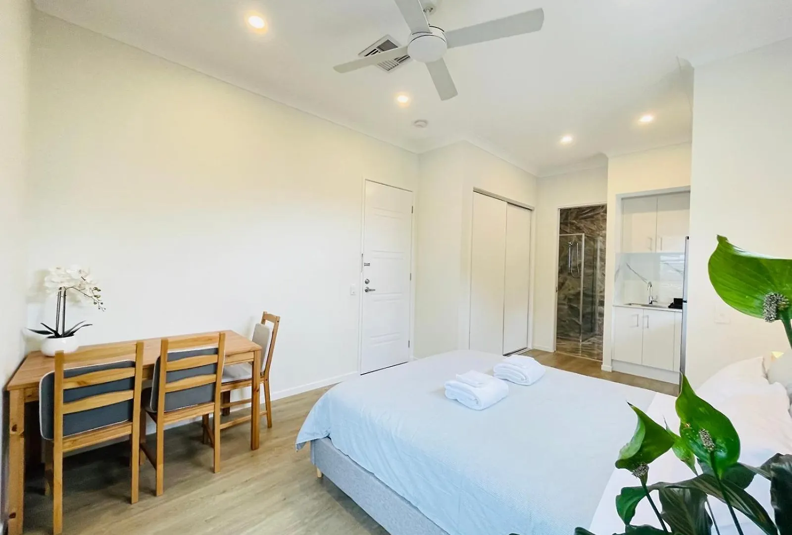 Independent Room With Onsuite And Small Kitchen Brisbane Guest house