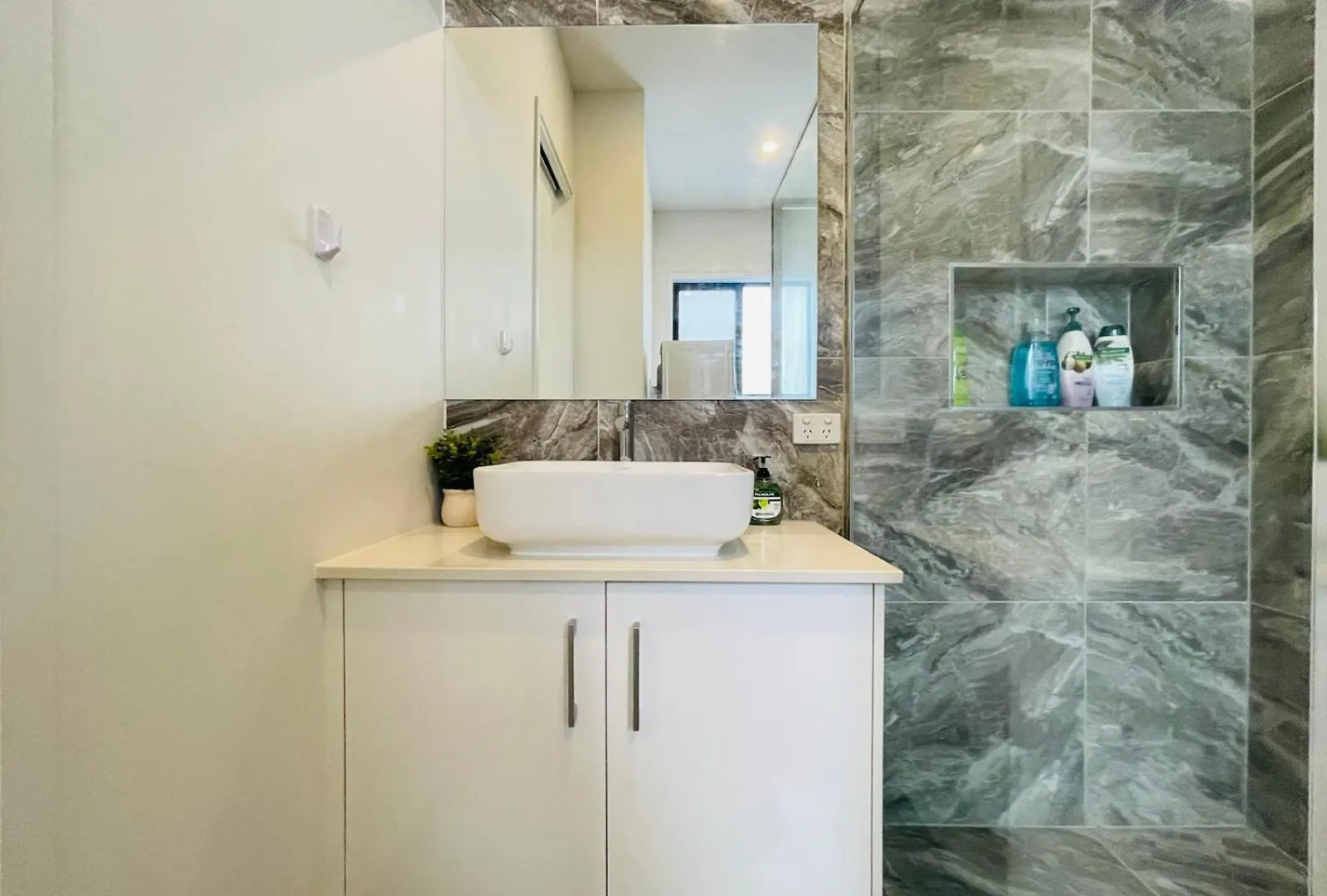 Independent Room With Onsuite And Small Kitchen Brisbane