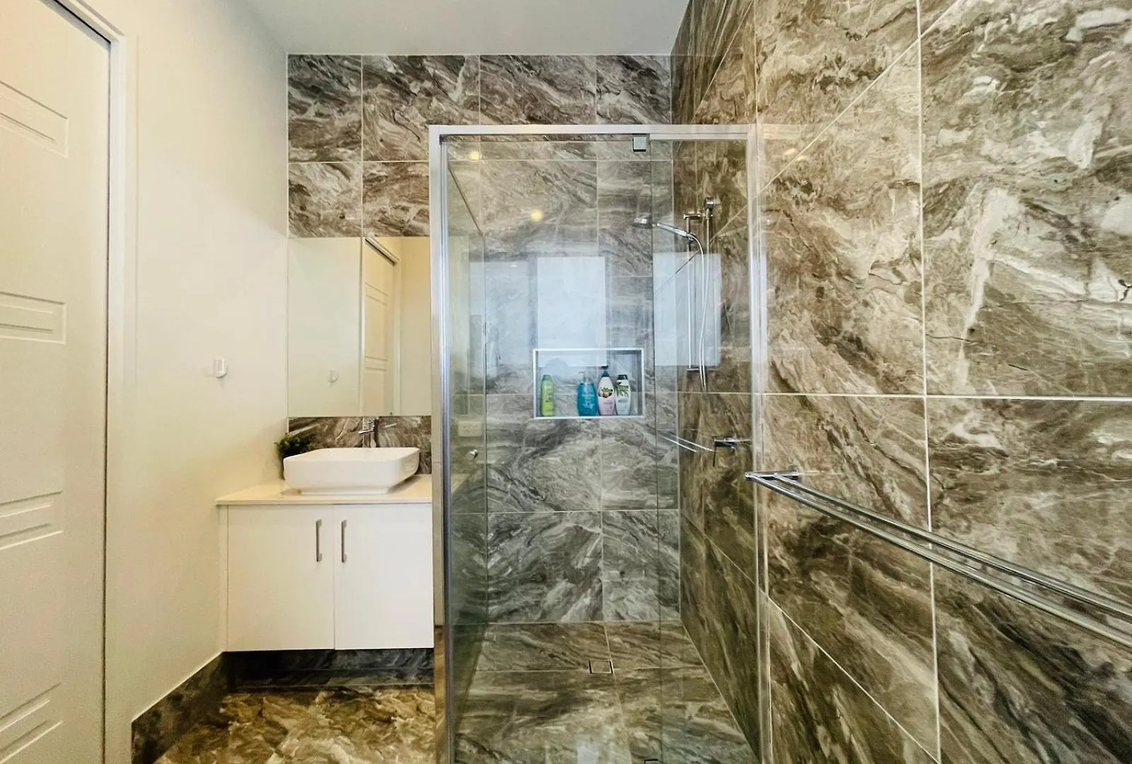 בריסביין Independent Room With Onsuite And Small Kitchen בית הארחה